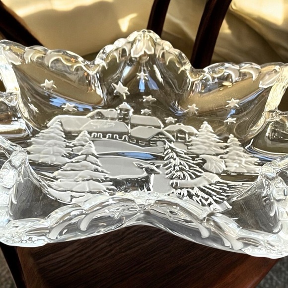 Mikasa star shaped dish, large size, charming winter scene, like new, so pretty - Picture 5 of 9